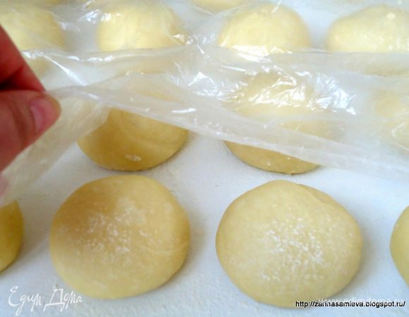 Разделка пирогов: После выложить тесто на припыленный мукой стол, разделить на кусочки. Каждый кусочек скатать в шарик, пока скатываем последний кусочек, с первыми можно работать.
