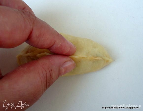 Сформовать пироги, наполнив тесто начинкой. 
