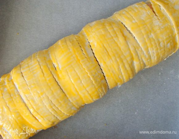 Перевернуть, выложить на противень, застеленный пекарской бумагой. Смазать желтком. Выпекать до готовности, при 180* Время зависит от толщины теста. У меня это заняло примерно 50 минут (я делала так, чтобы теста было побольше).