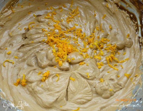 Крем готовим заранее. Растопим шоколад на водяной бане или в микроволновке. Взбиваем сливки, в конце добавляем охлажденный шоколад и цедру одного апельсина (сам апельсин понадобиться нам позже). Готовый крем отправляем в холодильник.