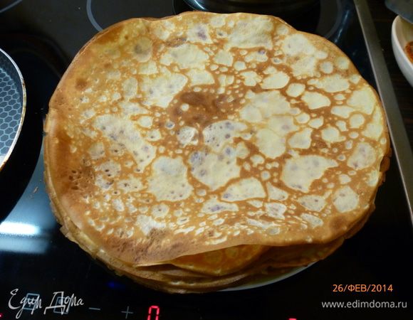 Готовим блины. Яйца растираем с сахаром, солью и мукой. Постепенно вливаем молоко, сливки и апельсиновый сок. Добавляем растопленное сливочное масло, еще раз все тщательно размешиваем. Готовое тесто убираем в холодильник на 1 час.
Из полученного теста должно получиться 12-14 блинов.