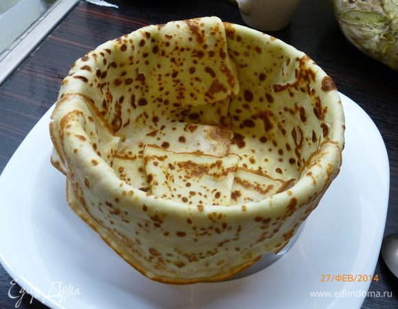 Переходим к сборке пирога. В разъемную форму ( у меня 16 см в диаметре) выкладываем три блина так, чтобы дно было закрыто, а края свисали.