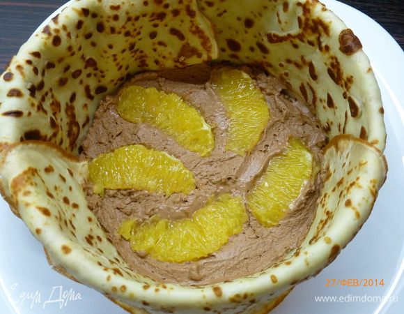 Выкладываем часть крема, вдавливаем в крем несколько долек апельсина.