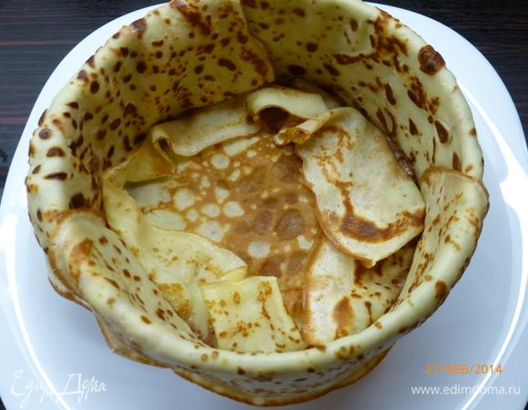 Закрываем начинку блином. И так чередуем, пока не закончится начинка, примерно 4-5 слоев. Три блина оставляем для украшения.