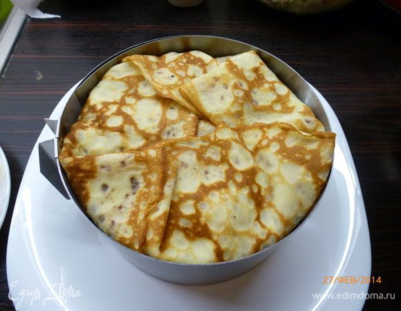 Закрываем свободными краями первых трех блинов верх формы. Отправляем на пару часов или на ночь в холодильник.