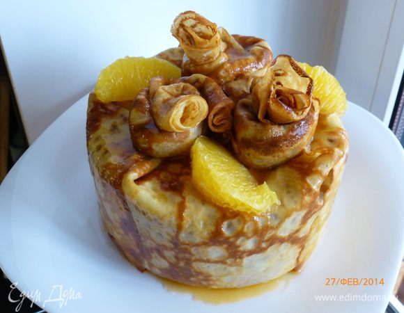 Пирог со всех сторон кисточкой обмазываем абрикосовым сиропом. Оставшиеся три блина сворачиваем трубочкой, складываем по спирали, формируя цветок. Для фиксации цветы можно закрепить зубочисткой. Блинчатые цветы так же обмазываем сиропом. Украшаем пирог дольками апельсина и цедрой.
Приятного аппетита!