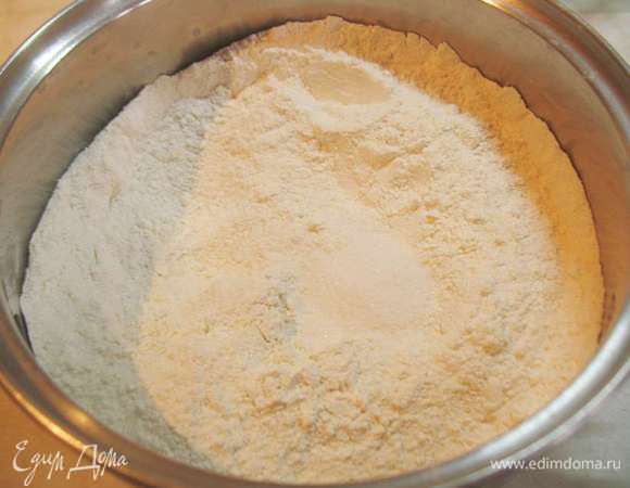 Смешать просеянную муку, сахар,ванильный сахар, соль.