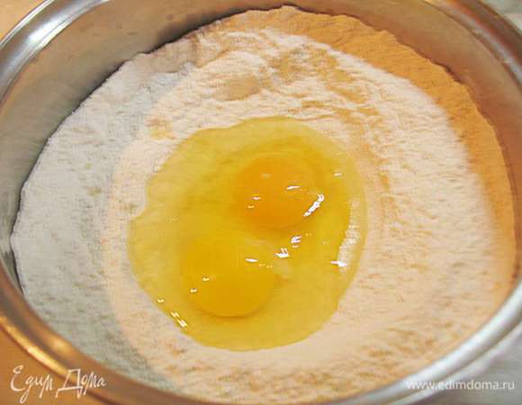 К сухой смеси добавить яйца, молоко и перемешать до однородного состояния.