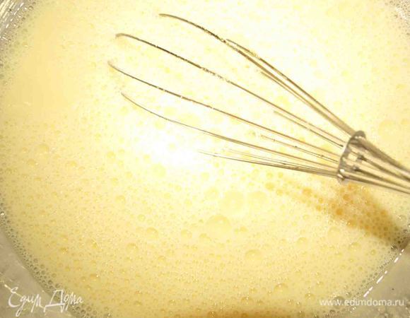 Добавляем муку, молоко и взбиваем, чтоб не было комочков. 