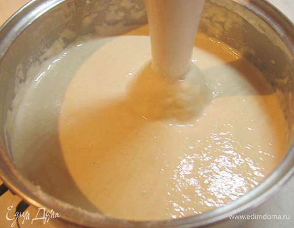 За кипятить воду и добавить в блинную смесь. Блинное тесто должно получится по консистенции кефира.