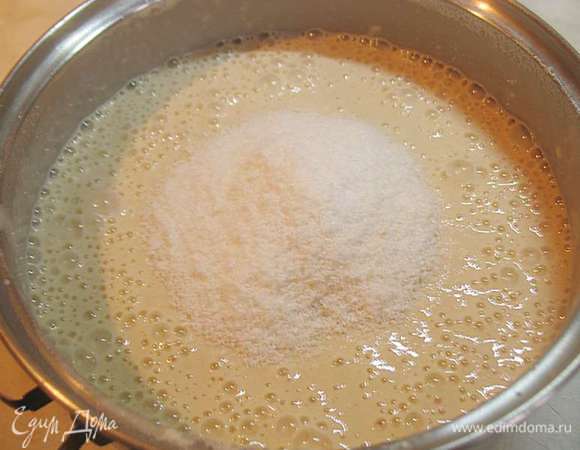 Добавить растительное масло, кокосовую стружку, перемешать и оставить минимум на 5 минут.