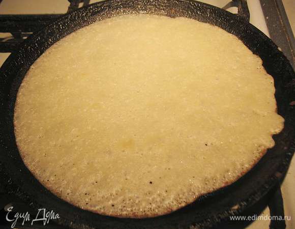 Разогреть сковороду, первый раз кисточкой смазать растительным маслом. На сковороду вылить порцию теста и быстро распределить ее по поверхности сковороды. Блин перевернуть. Жарим блины на среднем огне.