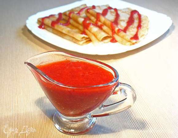 Готовим соус. Клубнику разморозить заранее. В блендере сделать пюре из размороженной клубники, сахара, ванильного сахара. К клубничному пюре добавить бальзамический уксус по вкусу. Если у вас очень сладкая клубника то можно добавить и сок лимона. Ориентируйтесь на свой вкус. Соус получается очень вкусный.