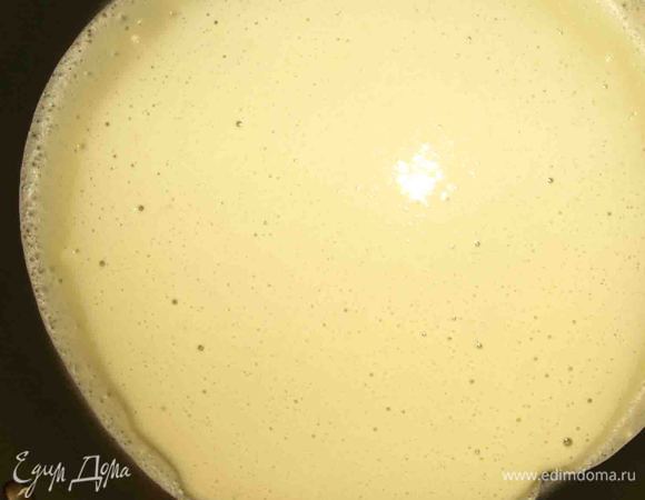 Выпекаем блины на раскаленной сковороде. Перед первым блином, который не комом))) можно сковороду смазать сливочным маслом. 