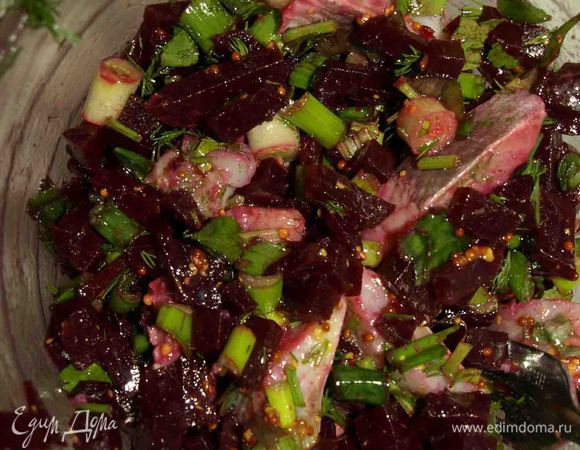 Заранее отваренную свеклу нарезать кусочками, зелень (лук, петрушку, укроп) порубить. Селедку очищаем (можно взять уже готовую), нарезаем кусочками. Заправляем горчицей, лимонным соком. Перемешиваем.