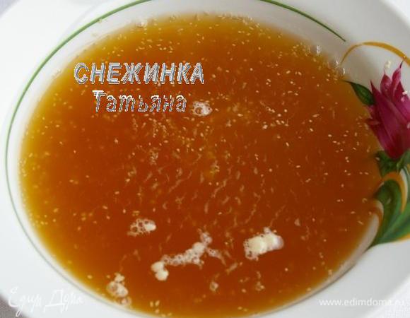 Завариваем натуральный листовой чай. Отмеряем 1,5 стакана. В ещё тёплый чай добавляем сахар  и дрожжи, оставляем. Я использовала свежие дрожжи, можно взять сухие, понадобится 0,5 ч.л.