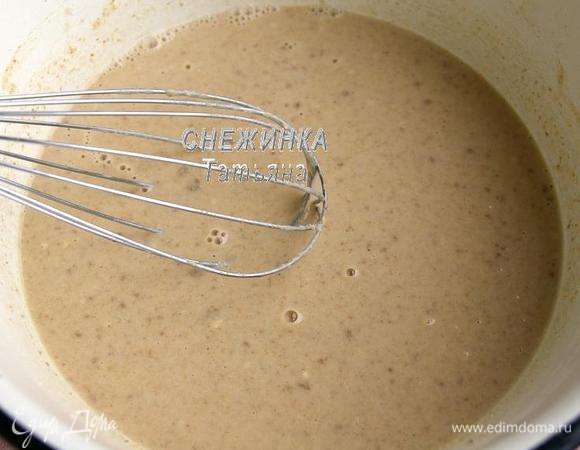 В сухие ингредиенты добавляем соль. Вливаем чай с разведёнными дрожжами. Хорошо перемешиваем венчиком.