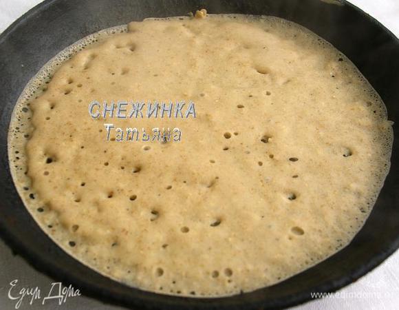 Выпекаем тонкие блинчики обычным способом. Первый раз я сковороду слегка смазала маслом, затем пекла без смазывания, так как в тесте уже есть масло. Всё получалось отлично!