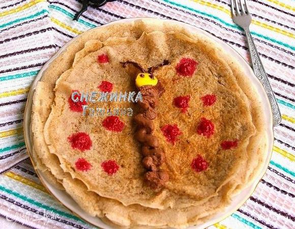 Подаём просто так или с начинкой, блинчики отлично заворачиваются. Можно со сметаной или сгущенным молоком, ягодным соусом или шоколадом, а можно и несладкий вариант, например, творог с зеленью. 