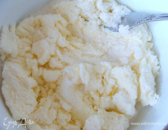Творог растереть с сахаром и ванилином.
