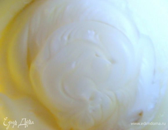 Белки взбить с щепоткой соли в крепкую пену, до устойчивых пиков. Постепенно добавить муку, можно заменить ее крахмалом. Не забудьте разрыхлитель. Смешать с творогом, еще взбить, потом добавить айву и перемешать.