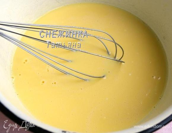 В миску разбиваем яйца, взбиваем венчиком. Добавляем сметану, снова взбиваем.