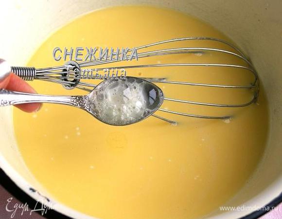 Кладём соль, сахар, наливаем сыворотку, перемешиваем. Соду гасим лимонным соком и добавляем в тесто.