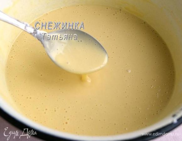 Постепенно всыпаем муку, вымешивая тесто венчиком, чтобы не было комочков. Тесто должно быть тягучее, как не слишком густая сметана.