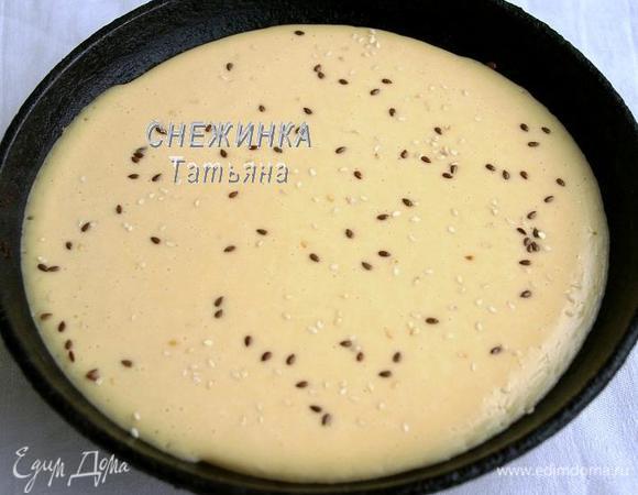 Сверху посыпаем кунжутным семенем и семенами льна, либо только тем или только другим.