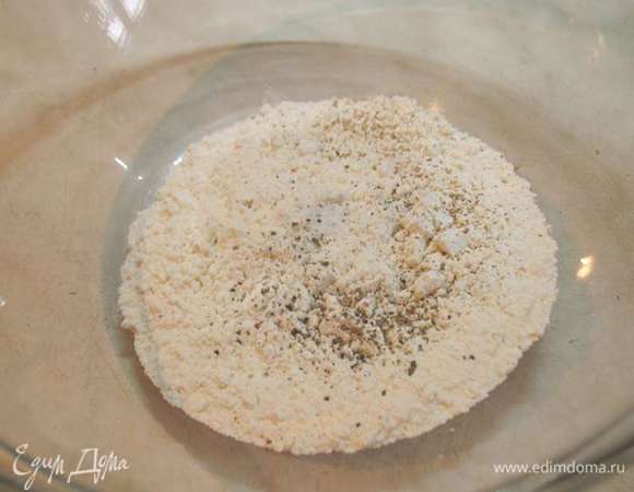 Смешать просеянную муку, соль, молотый черный перец, мускатный орех. 