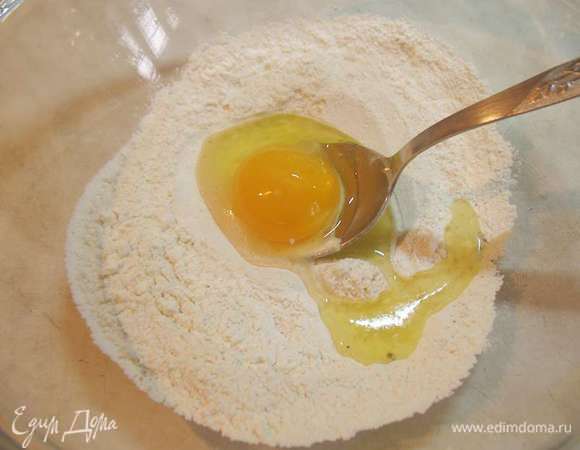 Добавить яйцо и немного перемешать. 