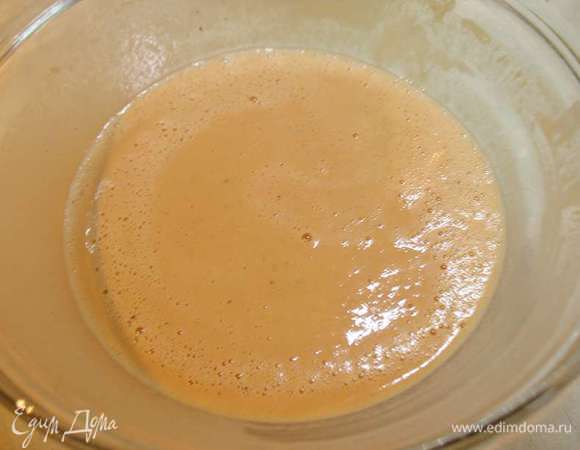 К томатному тесту добавить кипящее молоко и растительное масло. Хорошо перемешать и оставить минимум на 5 минут.