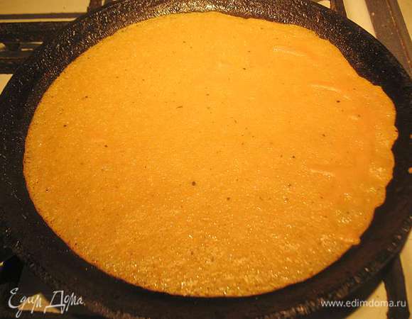 Разогреть сковороду, первый раз смазать растительным маслом. Вылить порцию теста и распределить ее по всей поверхности сковороды. Выпекать блины с двух сторон до готовности. 