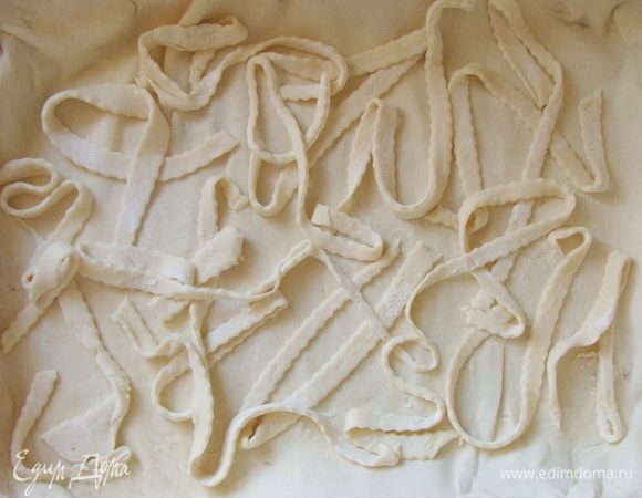 Небольшое количество полосок выложить поверх теста на дно формы.