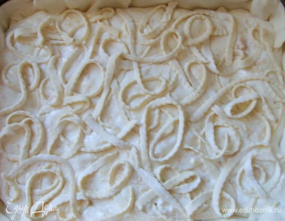 Вылить начинку на тесто, сверху украсить оставшимися полосочками.