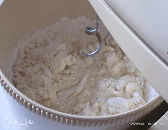 Добавить размягчённое сливочное масло и воду.