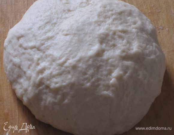 Переложить на доску и месить ещё 10 минут, пока тесто не станет гладким и не будет липнуть к рукам.