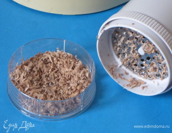 50 грамм шоколада натереть крупно.