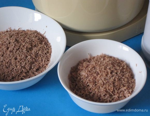 50 грамм шоколада натереть мелко.