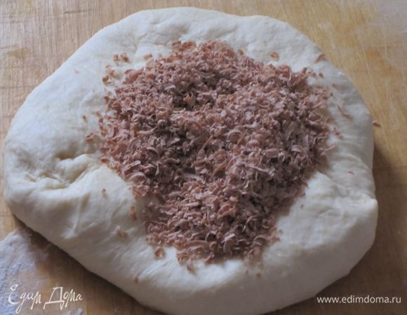 Постепенно добавить тёртый шоколад к тесту.