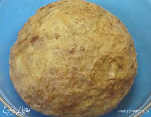 Месить до тех пор, пока весь шоколад вмешается в тесто и приобретёт шоколадный оттенок.