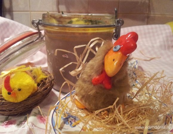 В отдельной кастрюльке растопить сливочное масло. Печень переложить в формы или банки и залить сверху сливочным маслом.