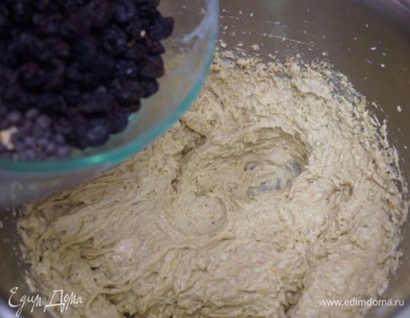 Всыпаем сухие ингредиенты, шоклад с изюмом и хлопьями, размешиваем.