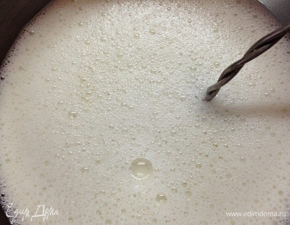 Смешать картофельный крахмал с солью и сахаром, добавить воду, яйцо и замесить жидкое блинное тесто.