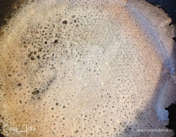 На сухой раскаленной сковороде испечь тонкие блинчики, каждый раз тщательно перемешивая тесто половником, прежде чем зачерпнуть. Они моментально пекутся и очень легко отстают от сковороды.