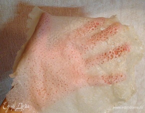 Блинчики получаются необычные и очень интересные: светлые, невесомые, прозрачные, как паутинка. Эти блины уже самодостаточны, их можно смело фаршировать или кушать просто так.