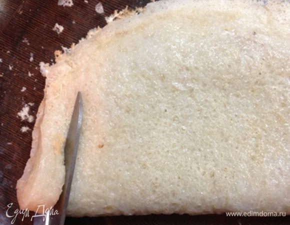 Нарезать блины в виде соломки.