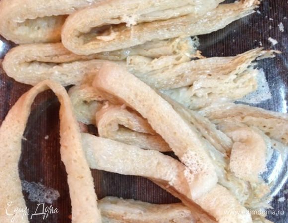 Я это сделала, сложив всю стопку пополам, а затем уже разделила на полоски.