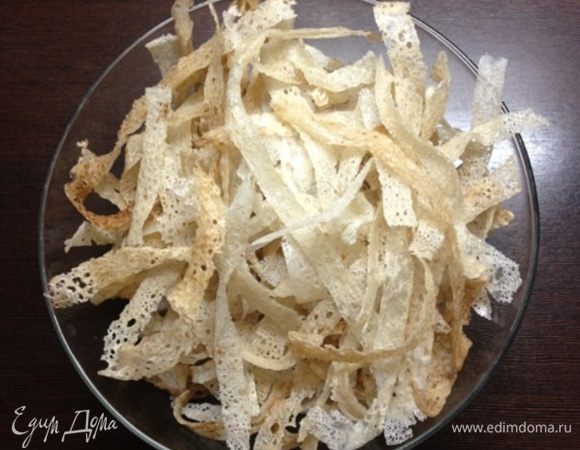 Вот такие локшины ждали меня с утра. По вкусу они напоминают что-то среднее между чипсами и лавашом. Я думаю, что предки сушили их впрок, хранили в полотняных мешочках и затем уже готовили.