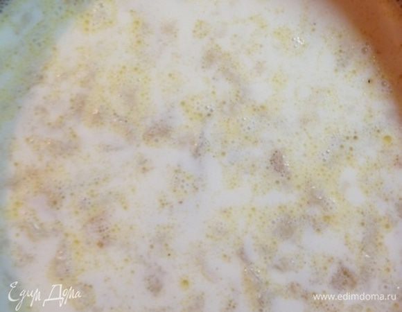 Заливаем горячим молоком и отправляем в разогретую до 200 градусов духовку на 10-15 минут.